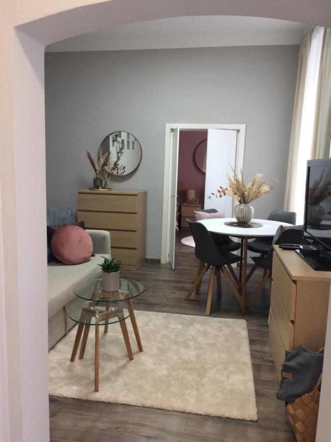 Appartamento Magnolia Apartman Sopron Esterno foto